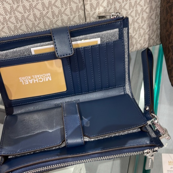 MICHAEL KORS JST LG DOUBLE ZIP WRISTLET WALLET PHONE HOLDER 
Navy Multi 
NWT - Picture 14 of 16